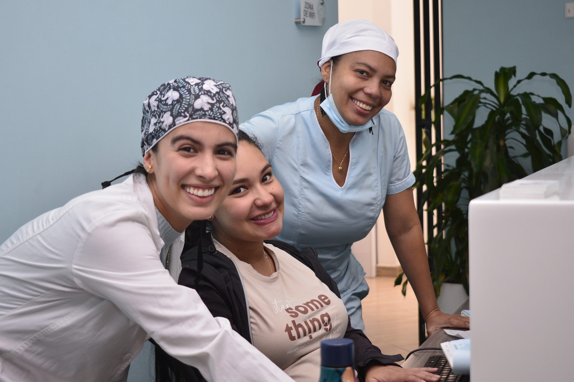 Equipo Calma Odontología con paciente